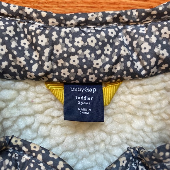 GAP Girl's Quilted Floral Vest - Picture 3 of 3